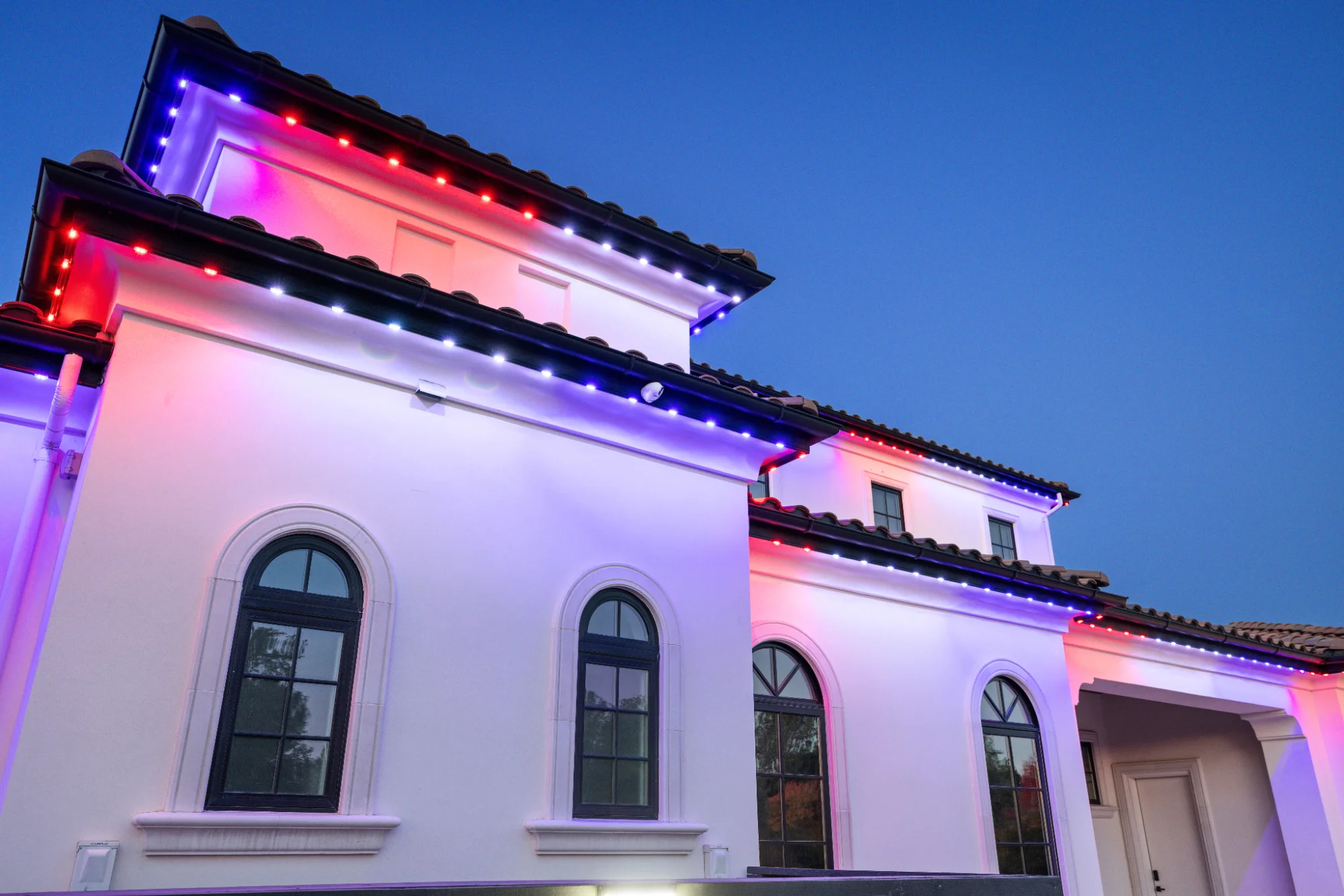 Minleon permanent lighting track mounted along a Sacramento roofline