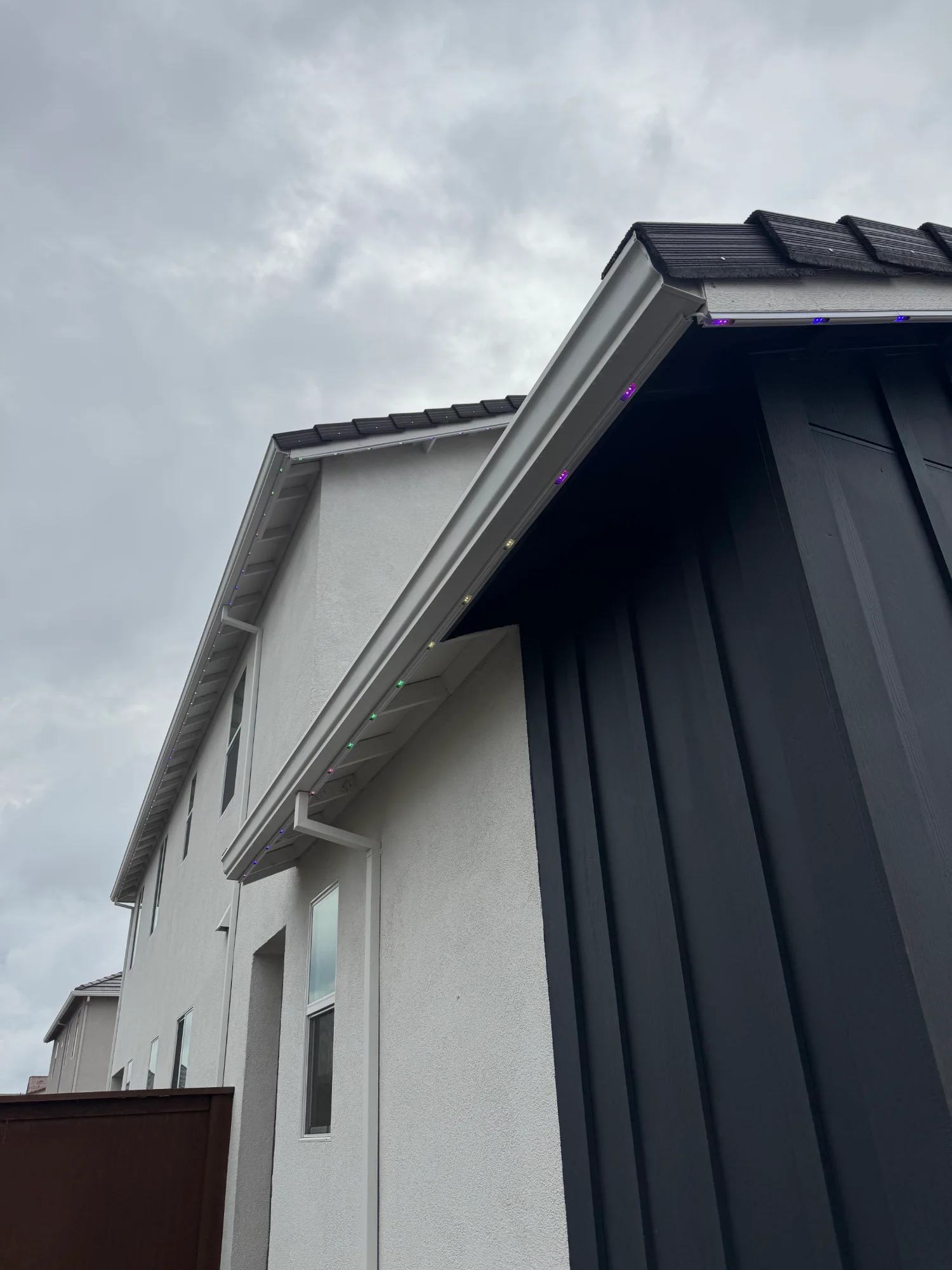 Minleon permanent lighting track during daytime on a Sacramento home, unlit