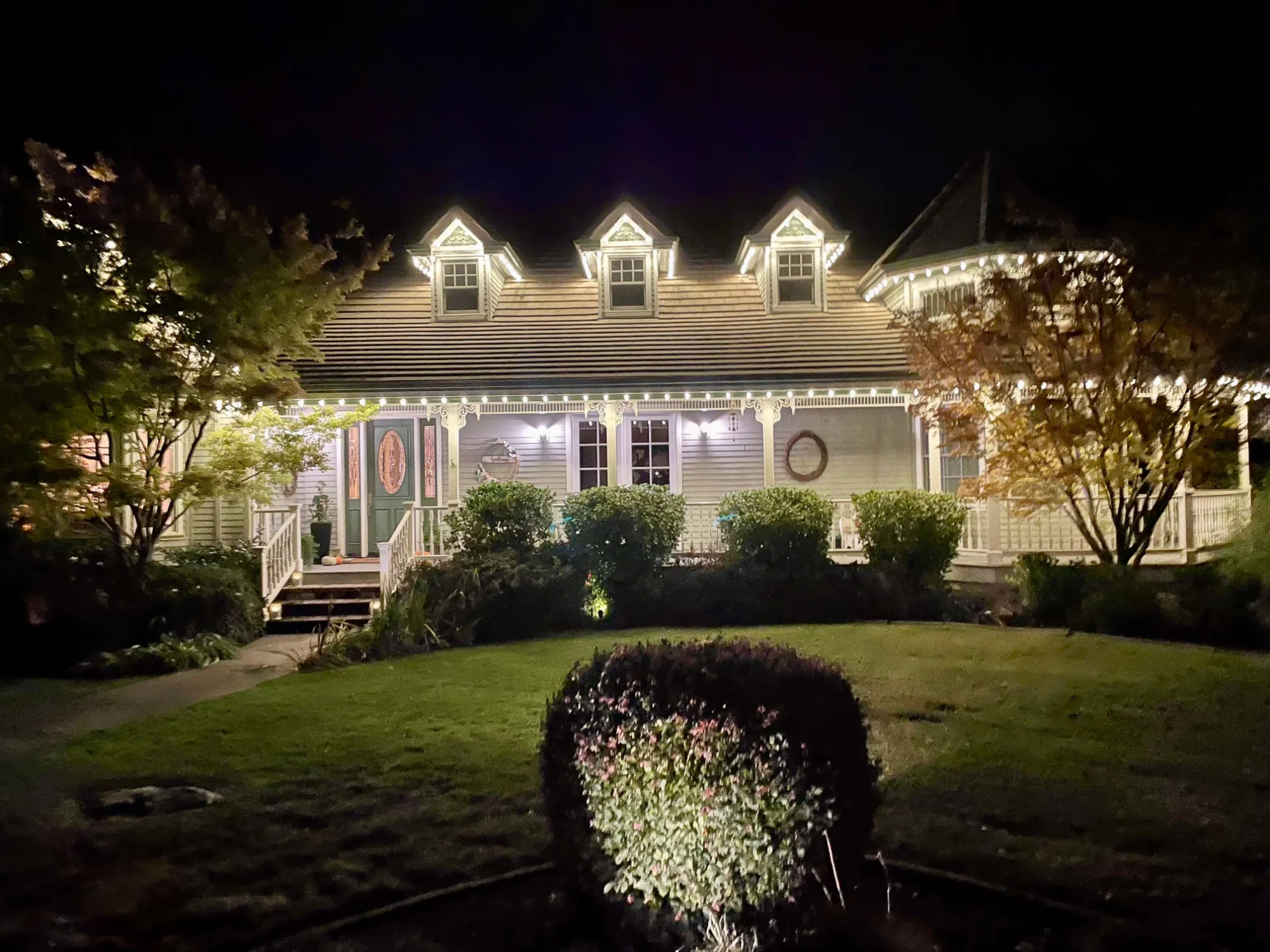 christmas lights instlled in rocklin sacrmento by santas lights