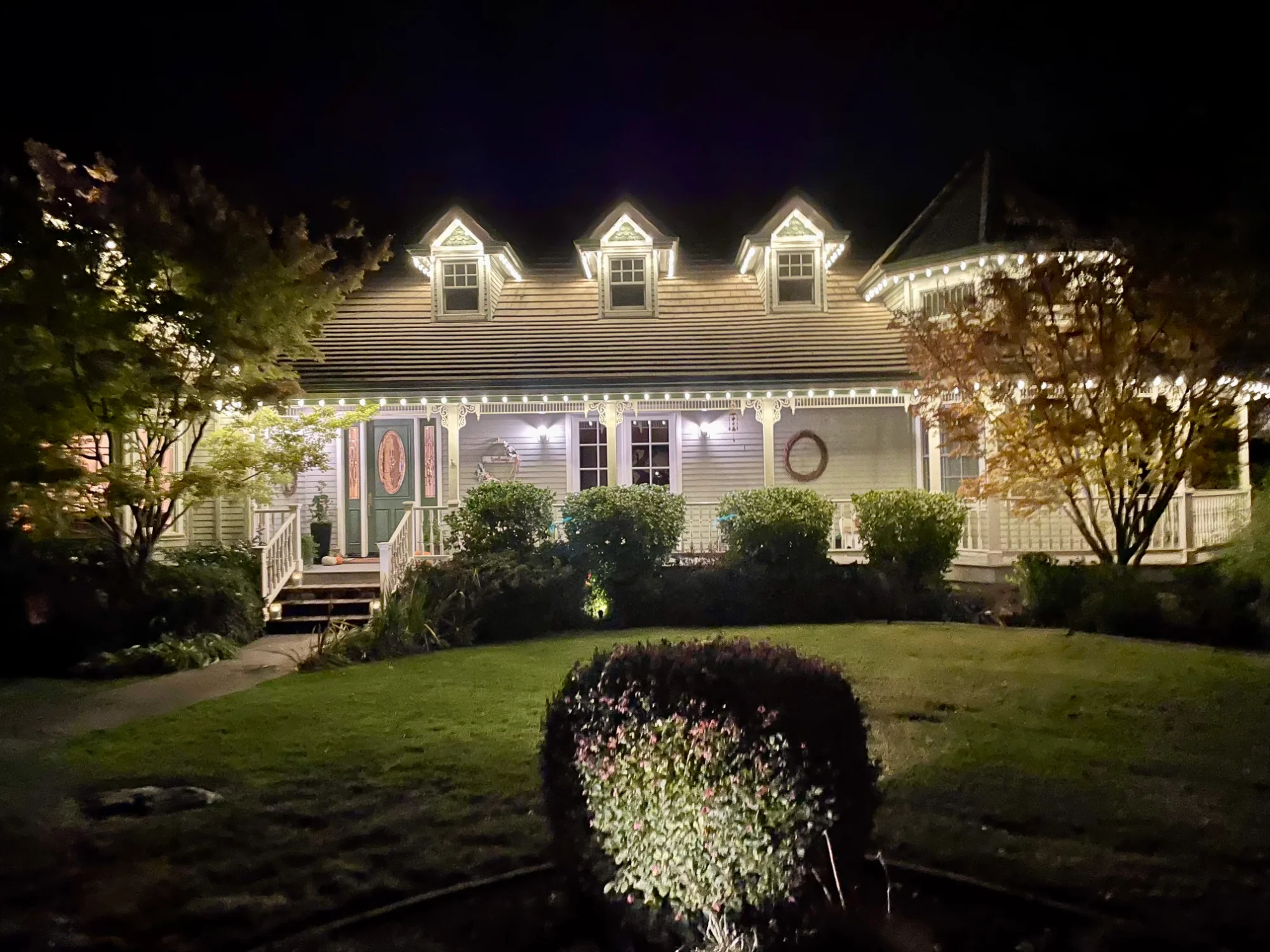 Christmas lights installation in Roseville by santas lights